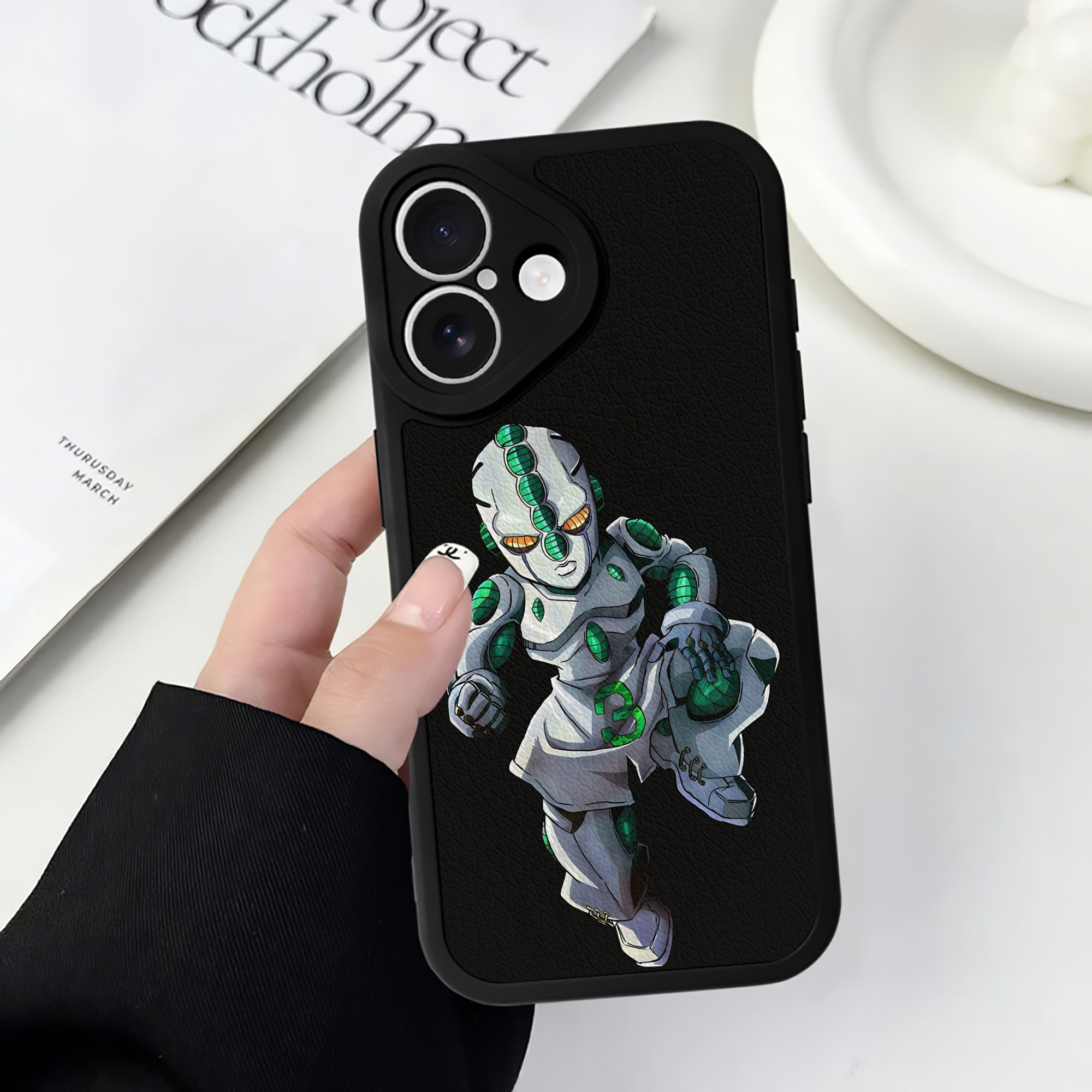 （画像用） ジョジョの奇妙な冒険 広瀨康一 JoJo's Bizarre Adventure Hirose Koichi 【iPhone 16シリーズ対応】シリコンスマホケース（レザー調） 材質：シリコン